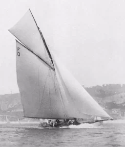Velero clásico Tonino F/0 navegando en el mar